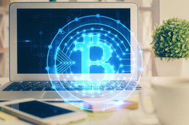 Engelleme zincirine ve kripto ekonomi temalı holograma ve bilgisayar arkaplanlı masaya çoklu maruz kalma. Bitcoin kripto para kavramı.