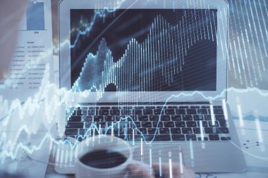 Masası ve kişisel bilgisayarı olan borsa grafiği. Çifte maruziyet. Mali analiz kavramı.