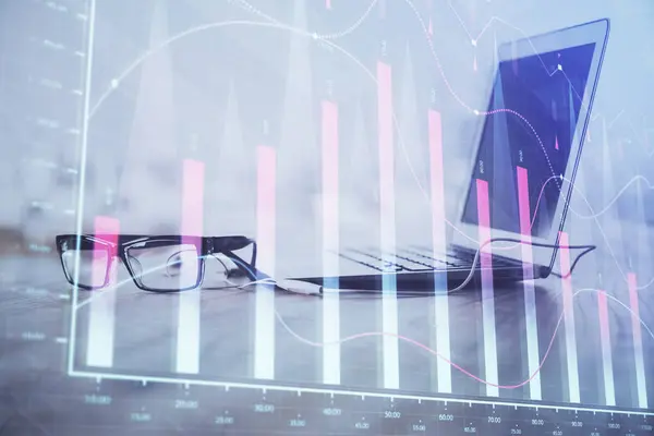 Holograma gráfico de Forex en la tabla con el fondo de la computadora. Exposición múltiple. Concepto de mercados financieros. —  Fotos de Stock