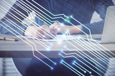 Teknoloji temalı çoklu pozlama simgeleri ile insan elleri yazılıyor.