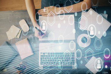 Kadınların el yazısı üzerine sosyal ağ temalı hologram. Uluslararası insanlar birbirine bağlanır. Çift pozlama