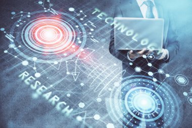 Veri temalı hologramın arka planda bilgisayarla çalışan bir adam tarafından çifte maruz bırakılması. Yenilik kavramı.
