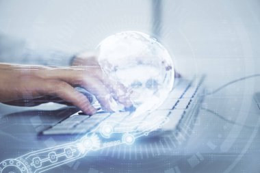 Arka planda bilgisayarla çalışan bir adamla dünya haritası hologramına çift pozlama. Dünya çapında ağ kavramı.