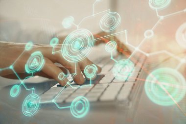 Arka planda bilgisayarla çalışan bir adamın bulunduğu medya ağı temalı hologram. İnternet iletişimi kavramı. Çift pozlama.