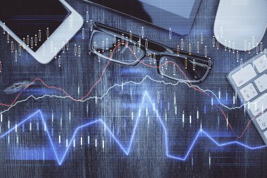 Forx grafik hologramının telefonlu masaüstü üzerinde çoklu pozlandırılması. Üst Manzara. Mobil ticaret platformu kavramı.