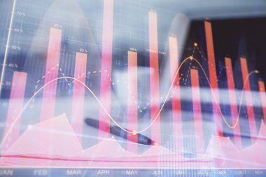 Finansal grafik çizimleri ve açık defter arkaplanı olan bir masa. Önx pazarı kavramı