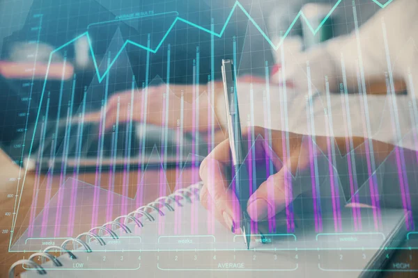 Doble exposición del dibujo gráfico de divisas sobre las personas que toman notas de fondo. Concepto de análisis financiero —  Fotos de Stock