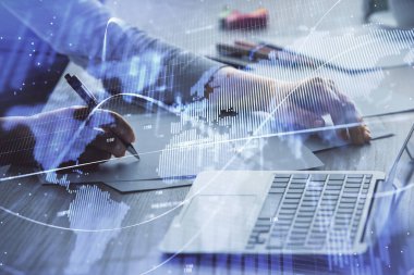 İş kadını ellerinin bilgisayar ve ön x çizelge hologramı çizimlerinde çifte pozlama. Mali analiz kavramı.