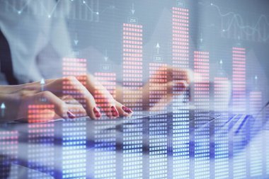 Bilgisayarda ve finansal grafik hologramında yazı yazan kadın ellerine çoklu maruz kalma. Borsa analizi kavramı.