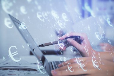 Bilgisayarda ve finansal grafik hologramında yazı yazan kadın ellerine çoklu maruz kalma. Borsa analizi kavramı.