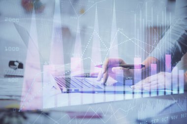 Bilgisayarda ve finansal grafik hologramında yazı yazan kadın ellerine çok maruz kalmış. Borsa analizi kavramı.