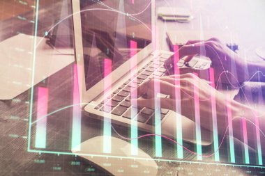 Bilgisayarda ve ön x grafik hologram çiziminde kadın eli yazarken çift pozlama. Borsa yatırım kavramı.