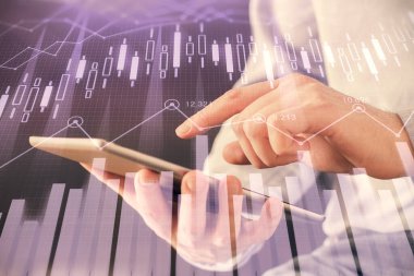 Erkeklerin el ele tutuşup dijital bir cihaz ve ön grafik çizimi kullanırken çift pozlama. Finansal piyasa kavramı.