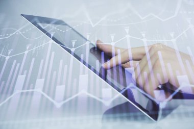 Erkeklerin el ele tutuşup dijital telefon ve forx grafik çizimleri kullanırken birden fazla pozlama. Finansal piyasa kavramı.