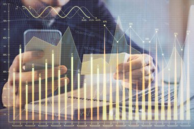 Bir adamın elini tutarken ve bir telefon ve finansal grafik çizimi kullanırken çift pozlama. Analiz kavramı.