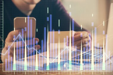 Bir adamın elini tutarken ve bir telefon ve finansal grafik çizimi kullanırken çift pozlama. Analiz kavramı.