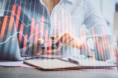 Ön x çizelgesine çift pozlama, hologram çizimi ve cep telefonu kullanan bir kadın. Finansal piyasa kavramı.