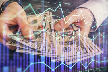 Finansal grafiğe çoklu pozlama hologram, Amerikan dolarları ve insan eli. Analiz kavramı.