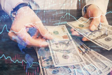 Finansal grafiğe çoklu pozlama hologram, Amerikan dolarları ve insan eli. Analiz kavramı.