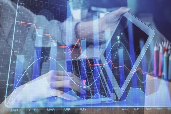 Doble exposición de las manos de la mujer escribiendo en la computadora y el dibujo del holograma gráfico de divisas. Concepto de inversión bursátil. —  Fotos de Stock