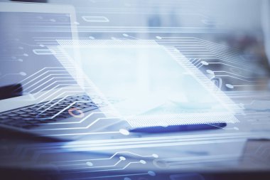 Arka planda bilgisayar ve veri temalı hologram tablosu çift pozlama. Veri teknolojisi kavramı.