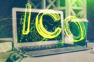 Engelleme zincirine ve kripto ekonomi temalı holograma ve bilgisayar arkaplanlı masaya çoklu maruz kalma. Bitcoin kripto para kavramı.