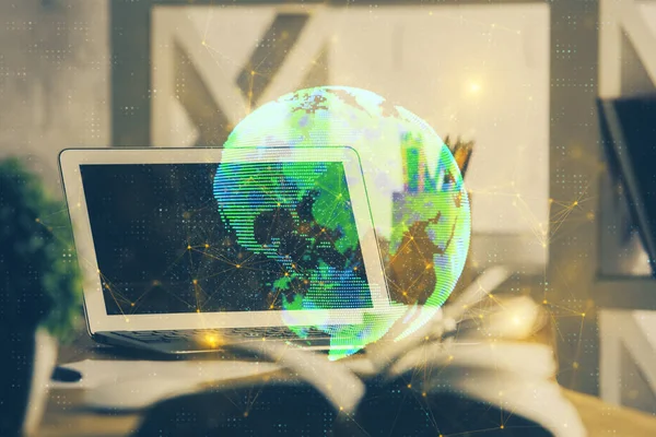 Computer auf dem Desktop mit Hologramm des sozialen Netzwerks. Doppelbelichtung. Konzept der internationalen Personenverbindungen. — Stockfoto