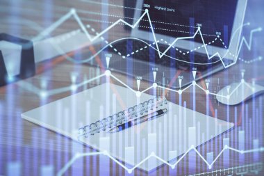 Forx çizelgesine ve bilgisayarla çalışma alanına çift pozlama. Uluslararası çevrimiçi ticaret kavramı.