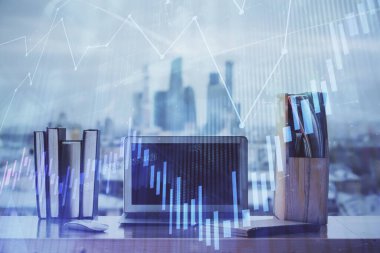 Masası ve kişisel bilgisayarı olan borsa grafiği. Çifte maruziyet. Mali analiz kavramı.