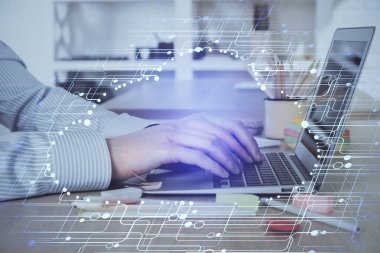 Teknoloji temalı dizüstü bilgisayarla çalışan bir iş adamı. Büyük veri kavramı. Çift pozlama.