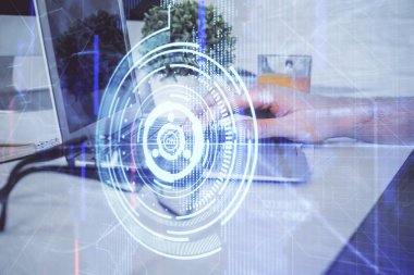 Bilgisayar geçmişi üzerinde çalışan bir adamla çok sayıda teknolojik çizime maruz kalmış. Yenilik kavramı.