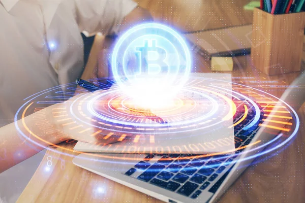 Cryptocurrency hologram, bitcoin, ico 테마, 메모를 받는 손 위의 주제. 블록체인의 개념. 다양 한 노출 — 스톡 사진