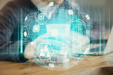 Arka planda bilgisayarla çalışan bir adamın bulunduğu medya ağı temalı hologram. İnternet iletişimi kavramı. Çift pozlama.