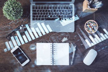 Borsa grafiği ve masa arkasındaki en üst görünüm bilgisayarı. Çoklu maruz kalma. Finansal eğitim kavramı.