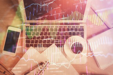 Borsa tablosu ve masa arkasındaki en iyi görüntü bilgisayarı. Çifte maruziyet. Mali analiz kavramı.