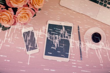 Forx grafik hologramının telefonlu hali. Üst Manzara. Mobil ticaret platformu kavramı.