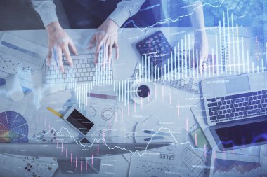 Birlikte çalışan kadın ve erkeğin çifte pozu ve finansal grafik hologramı çizimi. Pazar analizi konsepti. Bilgisayar arkaplanı. Üst Görünüm.