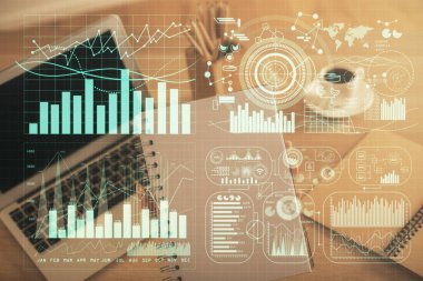 İş kadını ellerinin bilgisayar ve ön x çizelge hologramı çizimlerinde çifte pozlama. Mali analiz kavramı.