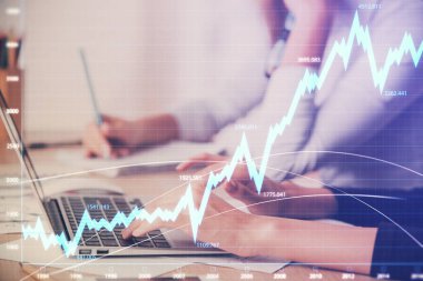 Bilgisayarda ve finansal grafik hologramında yazı yazan kadın ellerine çok maruz kalmış. Borsa analizi kavramı.