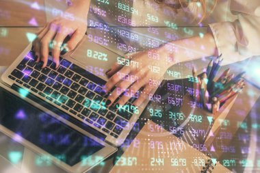 Bilgisayarda ve ön x grafik hologram çiziminde kadın eli yazarken çift pozlama. Borsa yatırım kavramı.