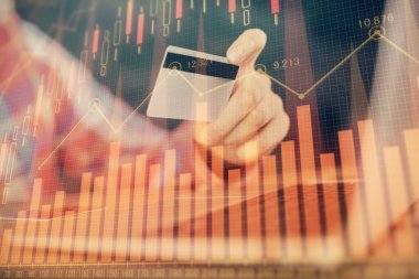 Ellerinde kredi kartı ve forex çizimi olan bir adamın çift pozu. İnternet E-ticaret kavramında hisse senedi ve dijital fintech.