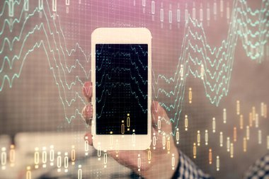 Erkeklerin el ele tutuşup dijital bir cihaz ve ön grafik çizimi kullanırken çift pozlama. Finansal piyasa kavramı.