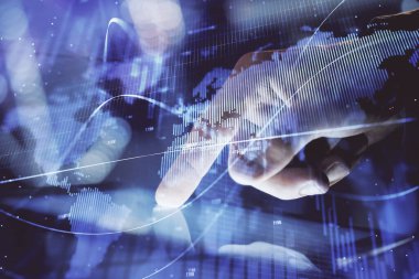 Bir adamın el ele tutuşup, telefon ve finansal çizim kullanırken birden fazla pozlama. Pazar analizi kavramı.