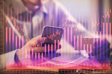 Bir adamın elini tutarken ve bir telefon ve finansal grafik çizimi kullanırken çift pozlama. Analiz kavramı.