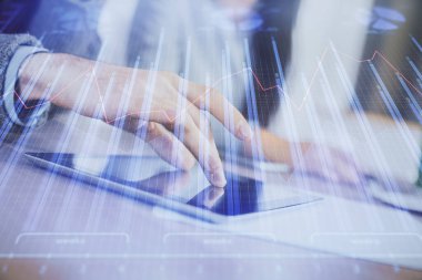 Önx grafik çizimine çifte maruz kalma ve kadın ve erkeğin birlikte çalışarak mobil bir cihaz kullanması. Ticaret konsepti.