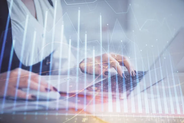 Doble exposición de las manos de mujer de negocios escribiendo en el dibujo del holograma de la computadora y del gráfico de la divisa. Concepto de análisis financiero. —  Fotos de Stock