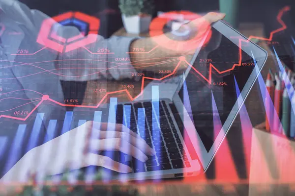 Dupla exposição das mãos da mulher digitando no computador e gráfico forex holograma desenho. Conceito de investimento no mercado de ações. — Fotografia de Stock