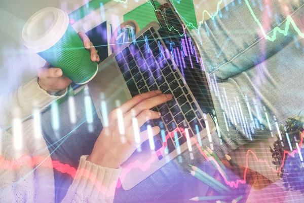 Doble exposición de las manos de la mujer escribiendo en la computadora y el dibujo del holograma gráfico de divisas. Concepto de inversión bursátil. — Foto de Stock