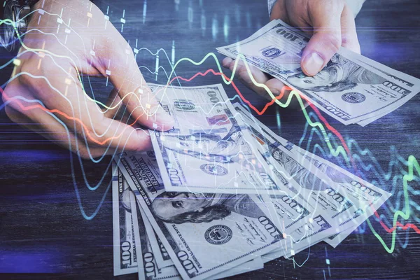 Багаторазовий вплив фінансових малюнків голограми та рахунків за долари США та рук людей. Концепція аналізу. — стокове фото