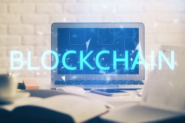 Engelleme zincirine ve kripto ekonomi temalı holograma ve bilgisayar arkaplanlı masaya çoklu maruz kalma. Bitcoin kripto para kavramı.